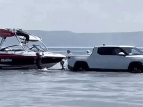 Chủ bán tải điện Rivian R1T gây choáng khi dùng xe để hạ thủy thuyền