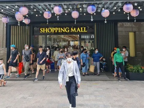 Lượng khách giảm, hàng quán TP.HCM không phụ thu