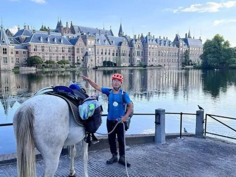 Chàng trai cưỡi ngựa du lịch 2.500 km từ châu Âu sang châu Á