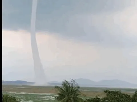 CLIP: Xuất hiện vòi rồng thẳng đứng trên lòng hồ Trị An