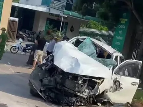 CLIP: Ôtô phóng như tên bắn tông 2 vợ chồng tử vong, 5 người khác bị thương