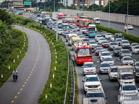 Người dân trở lại thành phố sớm, cửa ngõ Thủ đô ùn tắc kéo dài