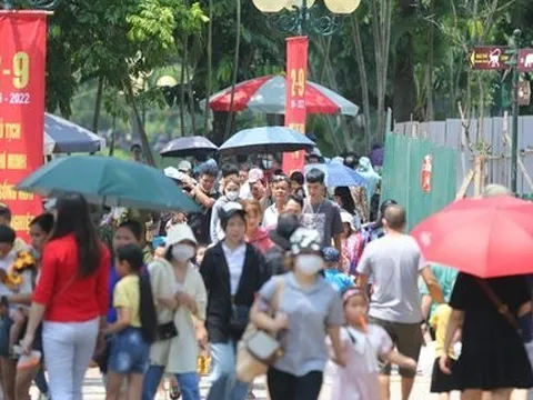 Công viên Thủ Lệ đông nghịt người dịp lễ 2/9