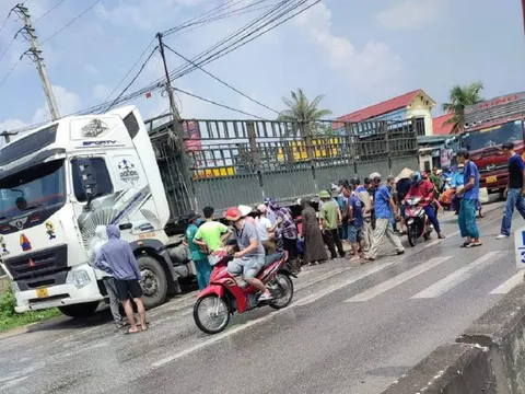 Va chạm ôtô con ngã ra đường, người đàn ông bị xe đầu kéo cán tử vong