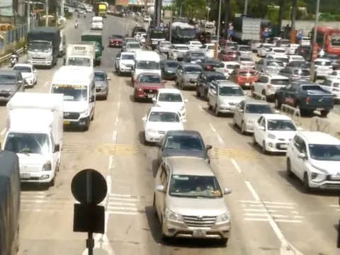 Người dân ùn ùn trở lại TP HCM, trạm thu phí QL 51 Đồng Nai liên tục xả trạm