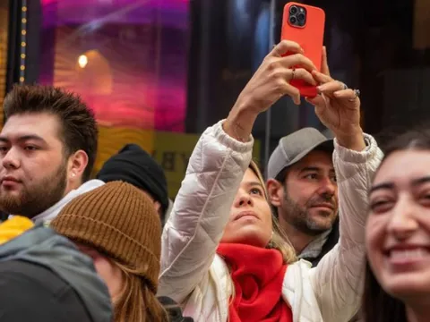 Điều gì giúp iPhone "vượt mặt" Android trong cuộc chiến thị phần smartphone?