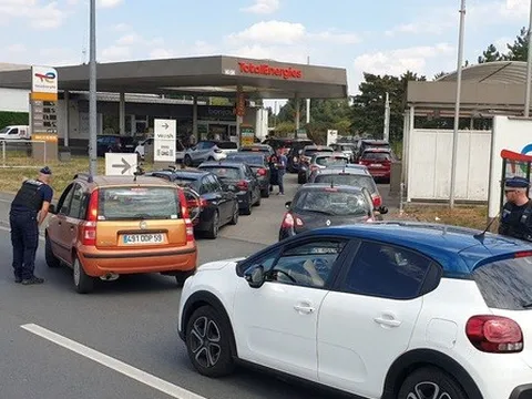 Lái xe Bỉ đổ xô sang Pháp mua nhiên liệu giá rẻ