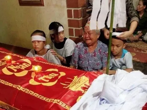 Vụ xe ô tô húc xe máy: 2 vợ chồng tử vong, 3 con nhỏ bơ vơ