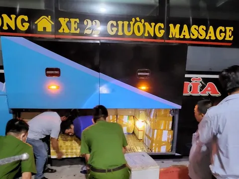 Bắt xe khách chở 400kg nội tạng động vật lúc rạng sáng