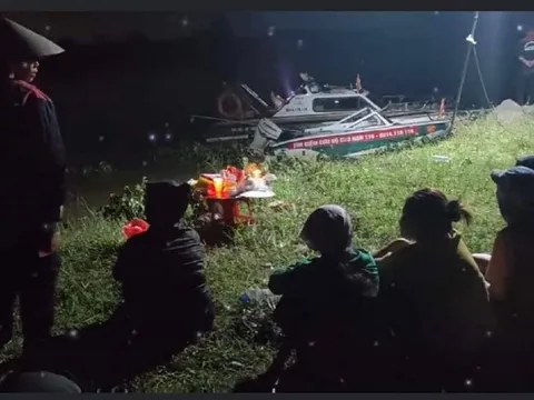 Hai nữ sinh trượt chân rơi xuống sông, 1 em tử vong, 1 em mất tích