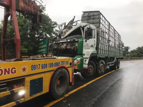 Xe tải bị lật trong đêm, 2 người thương vong