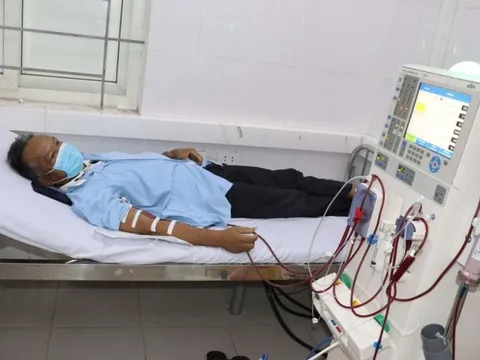 Gánh nặng trĩu vai và nỗi buồn lòng của người cha bạo bệnh