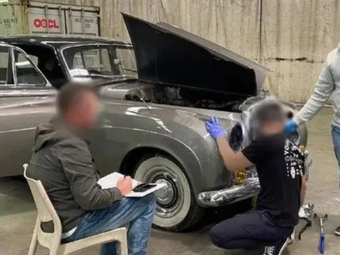 Tội phạm dùng xe Bentley cổ để giấu chất cấm vượt biên