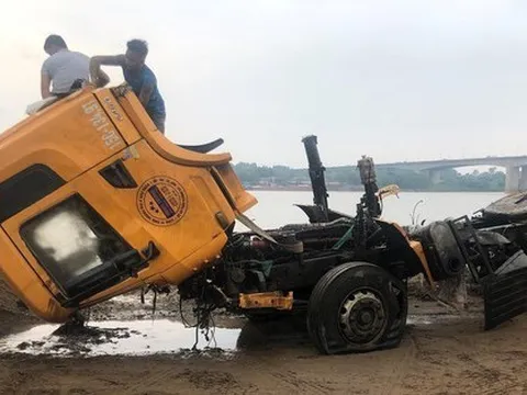 Hình ảnh container được trục vớt từ đáy sông Hồng