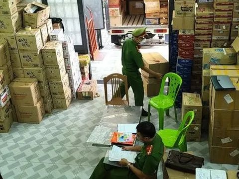 Đột kích kho hàng lậu, chứng kiến hàng ngàn bánh Trung thu chất lượng dỏm