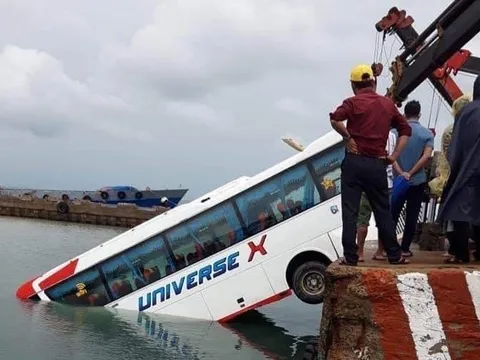 Phú Quốc: Xe khách 46 chỗ bất ngờ bị rơi xuống biển