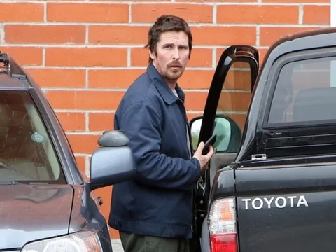 Vì sao ‘Người Dơi' Christian Bale có 120 triệu USD mà chỉ lái Toyota cũ thay vì Ferrari?
