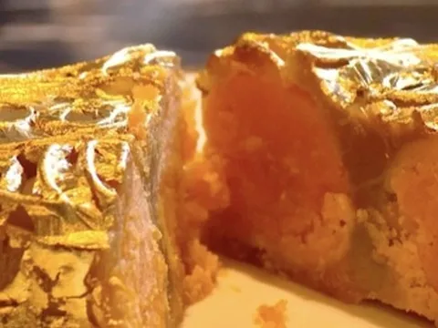 Cận cảnh quy trình dát vàng bánh trung thu siêu sang ở Hà Nội