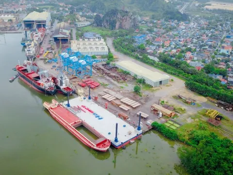 Hawee: Khánh thành sà lan 10.000 tấn Hawee 01