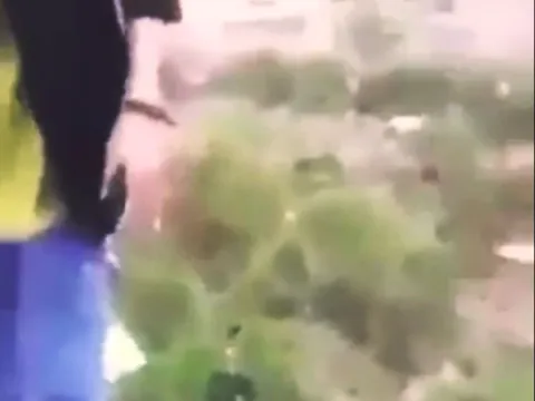 Nữ sinh lớp 8 bị nhóm bạn lột đồ, đánh hội đồng giữa đường