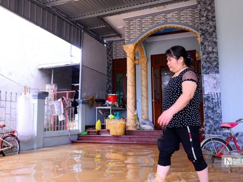 Người dân ngoại thành Hà Nội lội bì bõm trong nước lũ