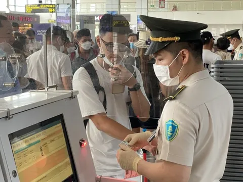 Chây ì nộp phạt hút thuốc lá trên máy bay, nam hành khách bị cấm bay