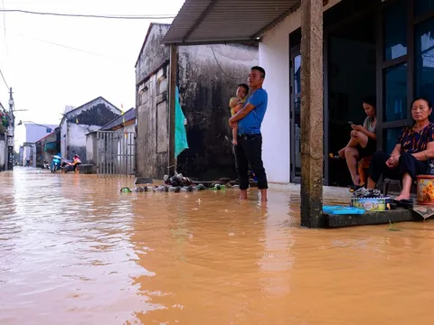 Người dân ngoại thành Hà Nội kê giường, bắc bếp lên ghế tránh lũ