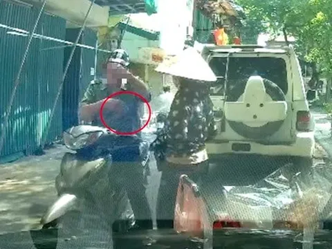 Clip người bán hàng rong nghi đưa tiền "bảo kê": Tạm đình chỉ tự quản viên