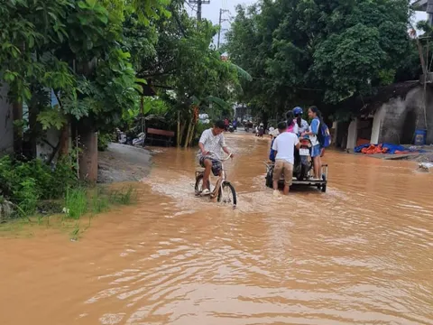 Dân ngoại thành Hà Nội chạy lũ trong đêm, huy động bộ đội hỗ trợ