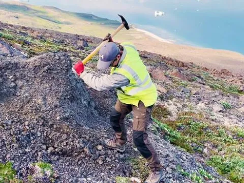 Bill Gates, Michael Bloomberg và Jeff Bezos 'đào kho báu' ở đảo băng