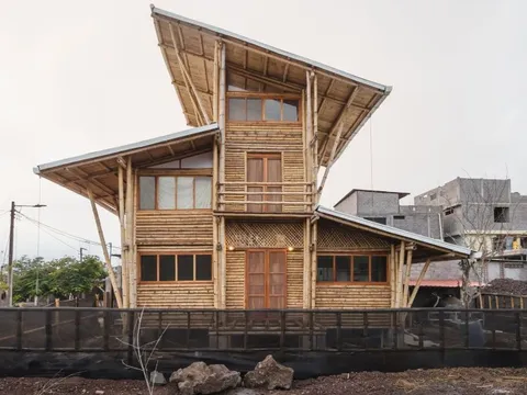 Ngôi nhà 3 tầng được làm từ tre và thân cây mía, mát vào mùa hè, ấm vào mùa đông