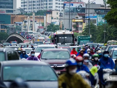Mưa lớn khiến Hà Nội ùn tắc diện rộng, người dân chật vật trở về nhà