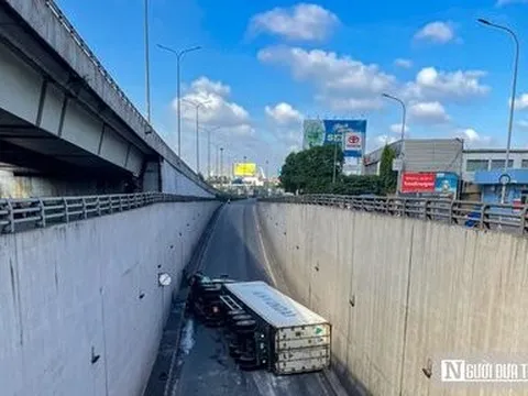 Đồng Nai: Xe container lật nghiêng trong hầm chui cầu vượt