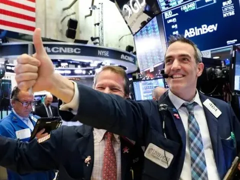 Dow Jones tăng hơn 300 điểm, Bitcoin tạo đỉnh 2 tuần