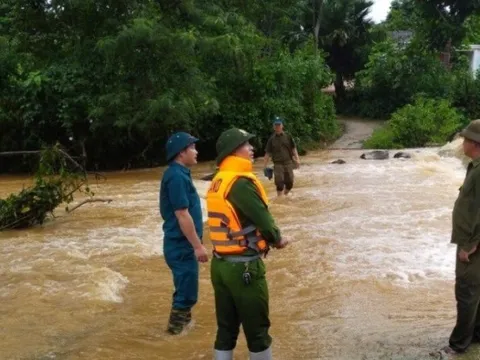 Nghệ An: Mưa “trắng trời” khiến nước dâng cao, nhiều nơi bị chia cắt
