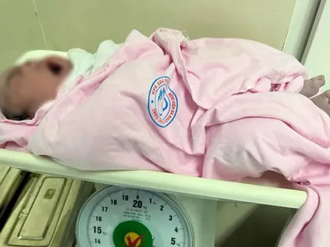 Bé gái sơ sinh chào đời với cân nặng 6,2 kg