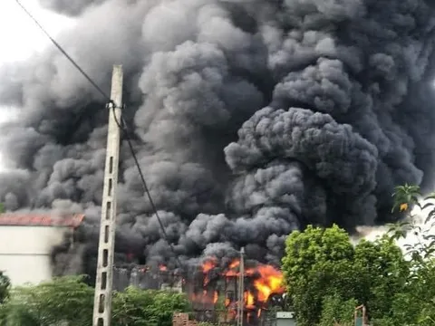 Xưởng chăn ga gối đệm bất ngờ bốc cháy dữ dội, 3 mẹ con tử vong