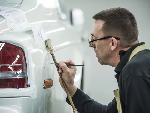 Người duy nhất vẽ tay từng đường kẻ Rolls-Royce, mất 5 năm khổ luyện để nhận mức lương 6 con số