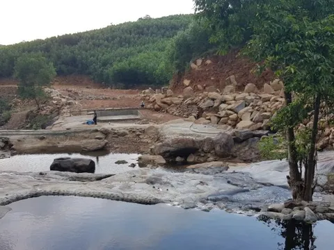 Ngỡ ngàng hình ảnh 1 khu du lịch bề thế xây... “chui qua lỗ kim”!