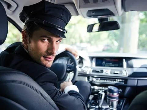 Vén màn thế giới tài xế giới thượng lưu: Chứng kiến nhiều bí mật, lương cao song hay bị ‘hành’