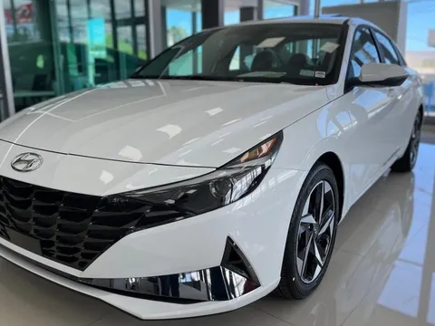 Hyundai Elantra cả tháng không bán xe nào tại Việt Nam: Khả năng dọn đường đón đời mới, đáp trả K3