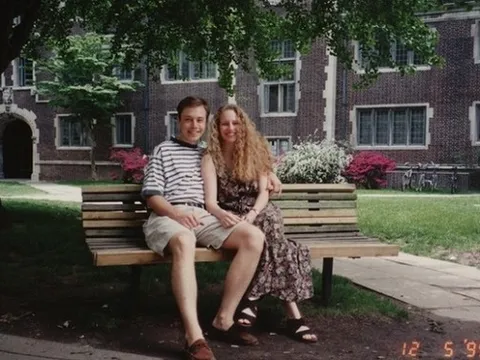 Bạn gái cũ bán đấu giá thiệp viết tay, vòng cổ ngọc lục bảo được tỷ phú Elon Musk tặng