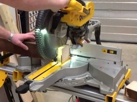 Lý do 44 sản phẩm máy cưa góc chuyên dụng DeWALT bị thu hồi