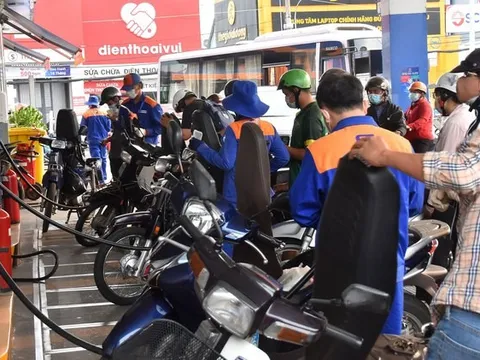 Giá xăng giảm mạnh, về mức hơn 22.000 đồng/lít