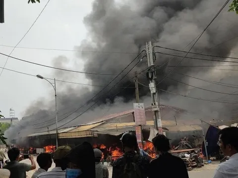 Chợ dân sinh bất ngờ bốc cháy ngùn ngụt, khói lửa bốc cao hàng chục mét