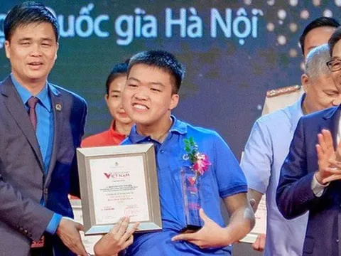 Chàng trai bại não làm phần mềm 'nói thay' người khiếm khuyết