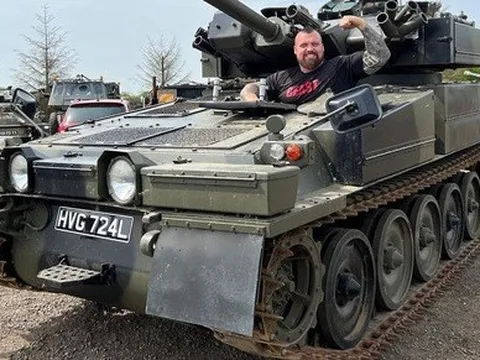 Lực sĩ khỏe nhất thế giới đem xe tăng đi rửa: Phải cầm ô vì không ngồi vừa bên trong xe