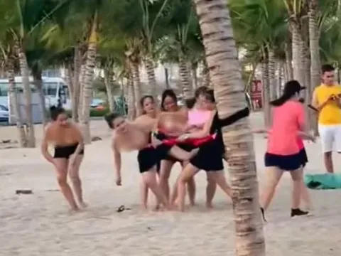 Nhóm phụ nữ để ngực trần chơi team building ở bãi biển Hạ Long