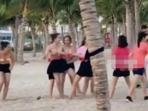 Xác minh nhóm nữ du khách cởi áo chơi team building ở Hạ Long