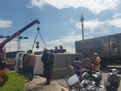 TP HCM: Xe tải lật giữa giao lộ, tài xế đạp cửa thoát thân
